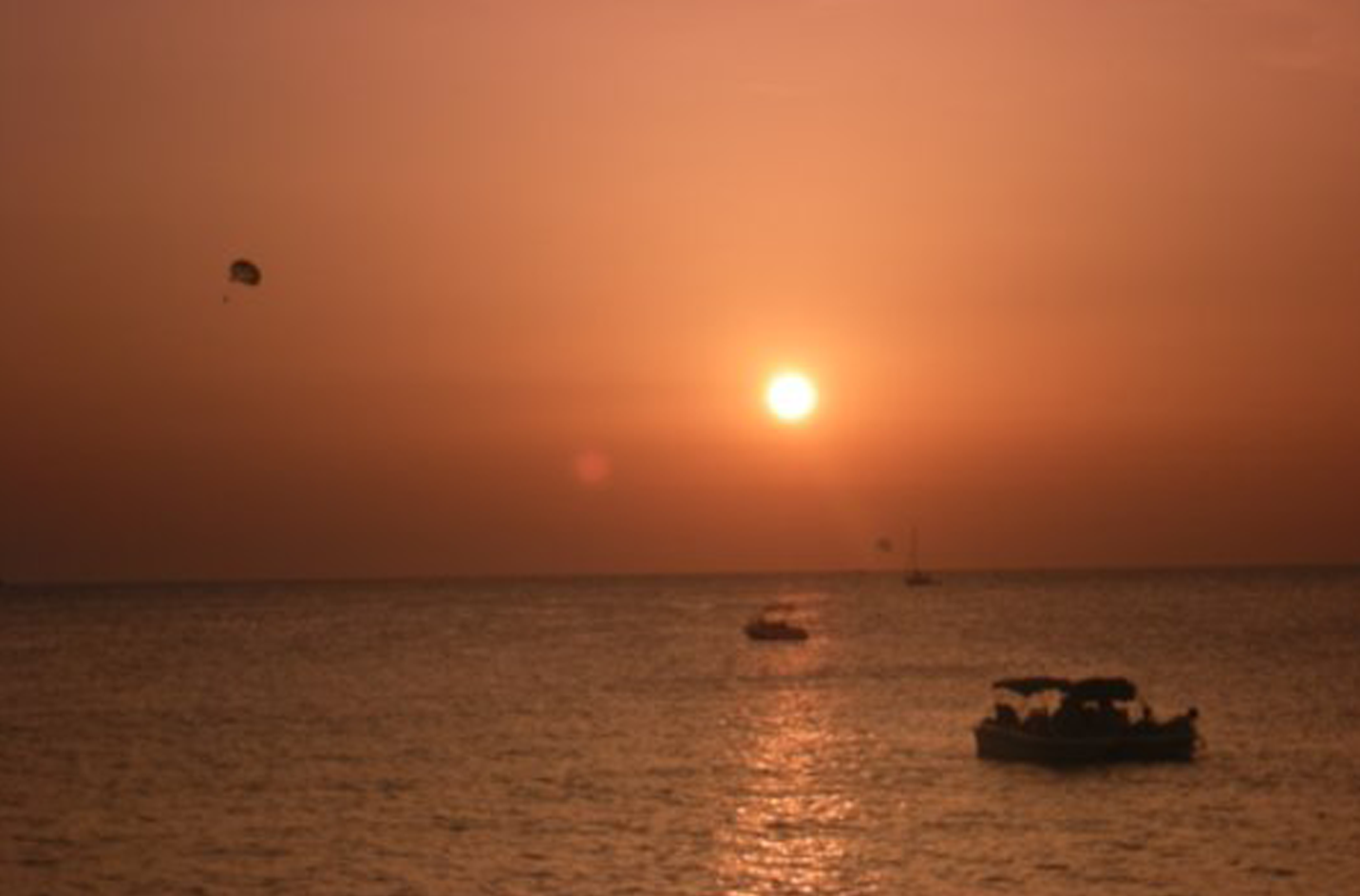 "Esta imagen captura la esencia vibrante y enérgica de Ibiza. La costa bañada por el sol, con playas de arena blanca y aguas turquesas, invita a relajarse y disfrutar. La isla exhala una atmósfera de libertad y diversión, con sus famosas fiestas y vida nocturna animada. Pero Ibiza también muestra su lado tranquilo y pintoresco, con callejuelas empedradas y casas blancas típicas de la arquitectura ibicenca. Es un equilibrio entre lo festivo y lo sereno, donde la música y la cultura se funden con la naturaleza y la historia. Esta imagen es un vistazo a la fascinante dualidad de Ibiza, un lugar donde la vida se celebra en todos sus colores."